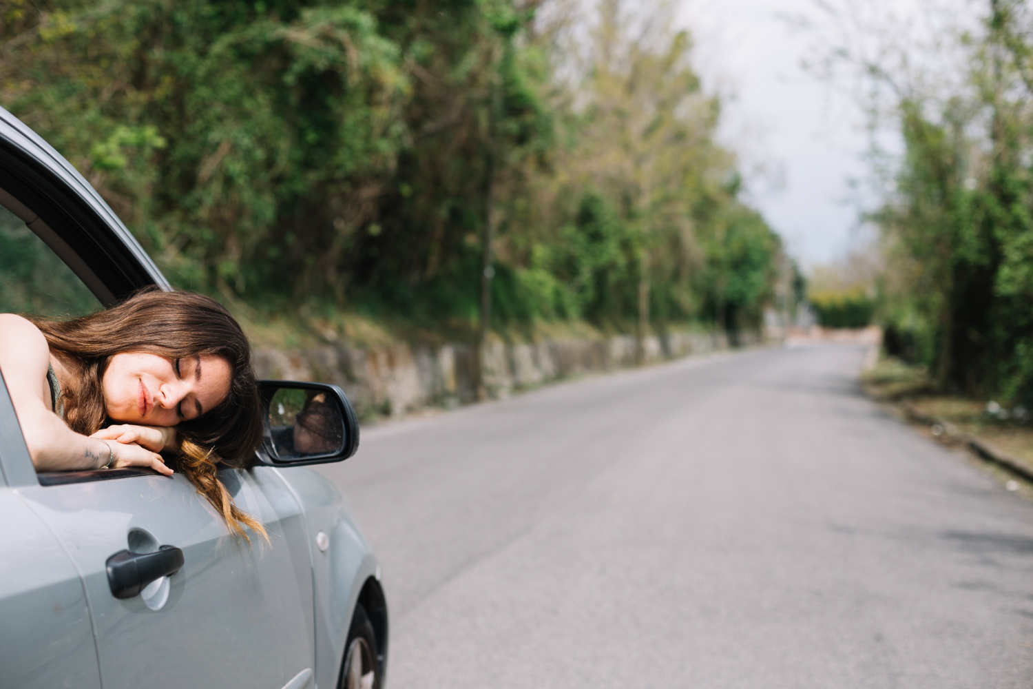 Auto eléctrico cargando